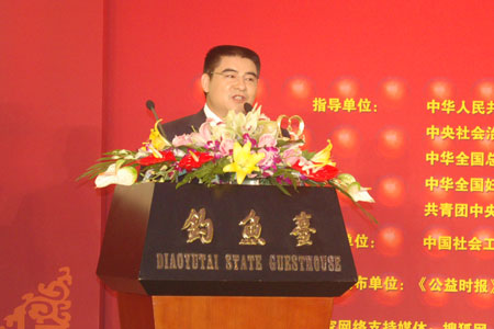  ldquo;慈善大王rdquo;陳光標(biāo)旁聽(tīng)兩會(huì)提建議分發(fā)U盤給記者